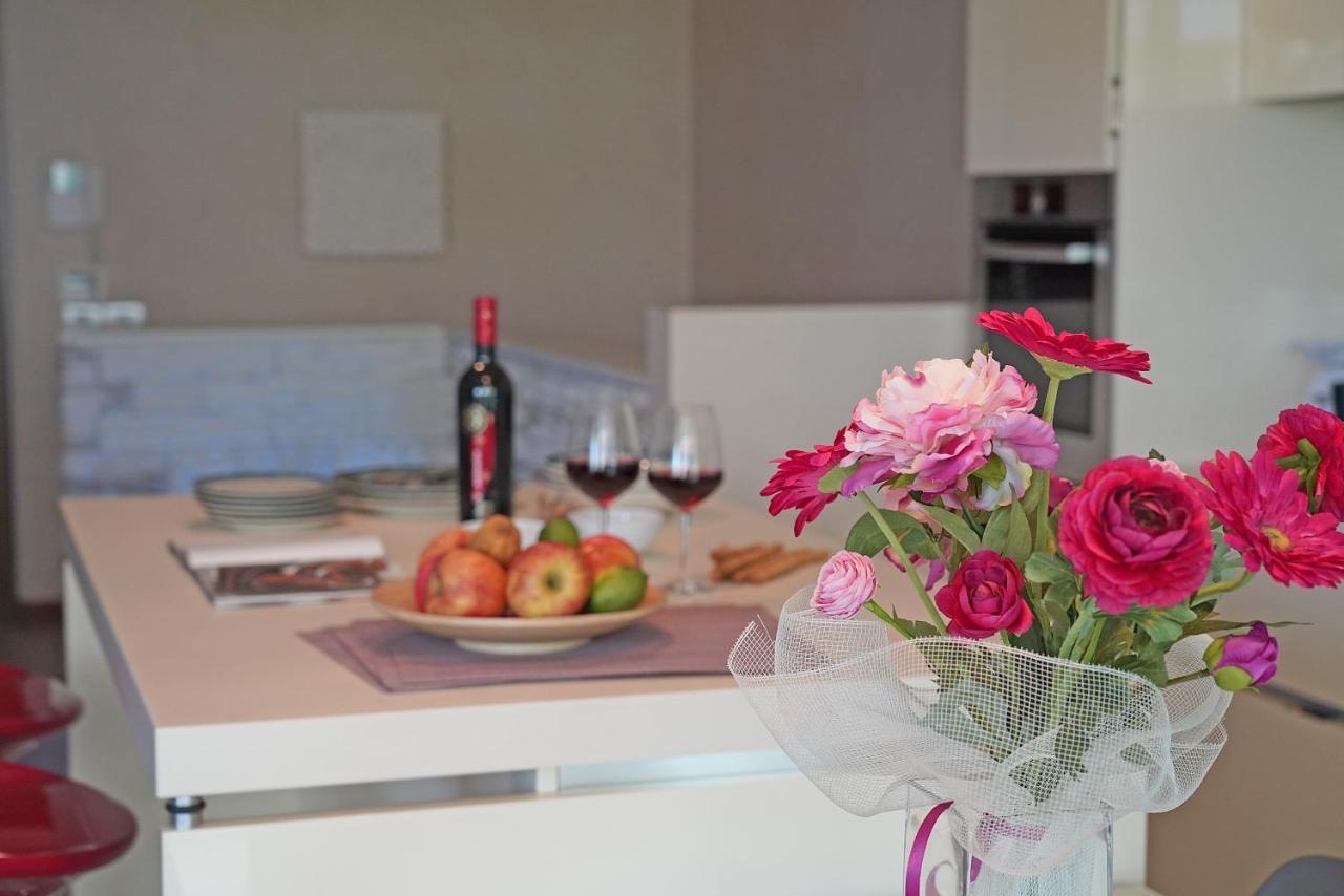 סירמיונה Giulia Luxury Apartment מראה חיצוני תמונה